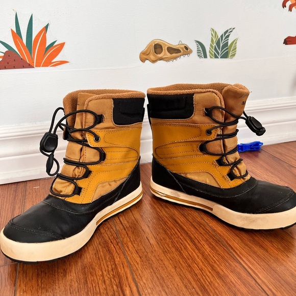 Merrell Kids' Black and Tan Snow Boots - Picture 4 of 10
